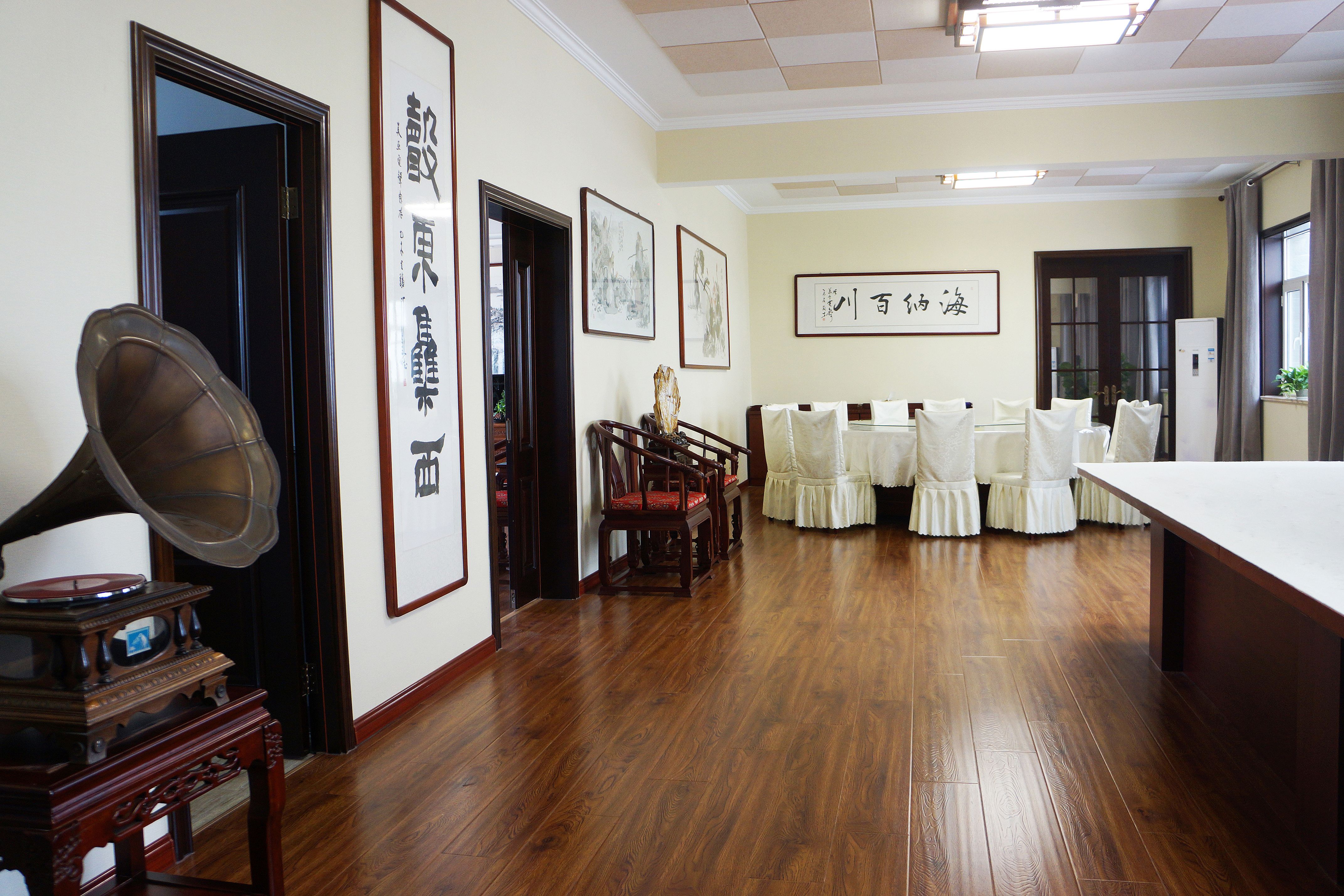 公共品茶區、餐廳及大小兩個影廳